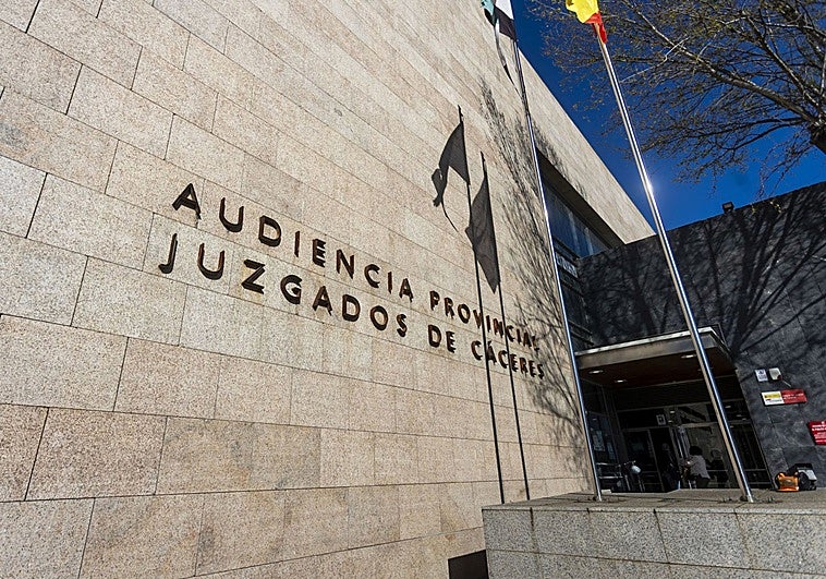 14 años y nueve meses de prisión para un joven de 22 años por violar y agredir a su pareja en Cáceres